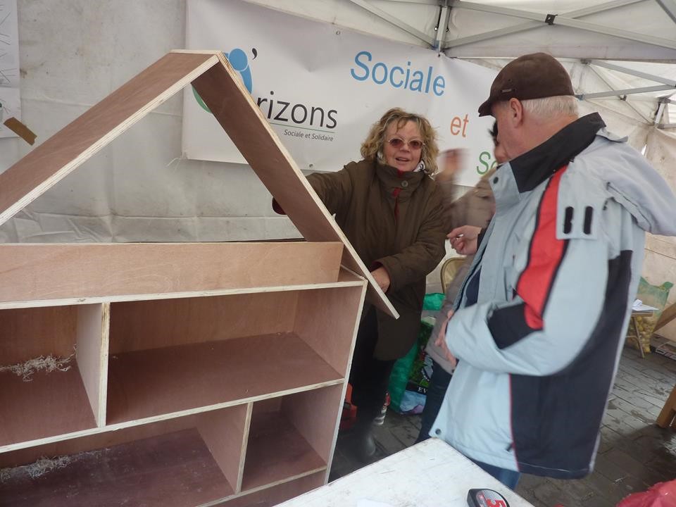 Construction collaborative boîte à livre à la foire de Pont-Sainte-Maxence de 2016