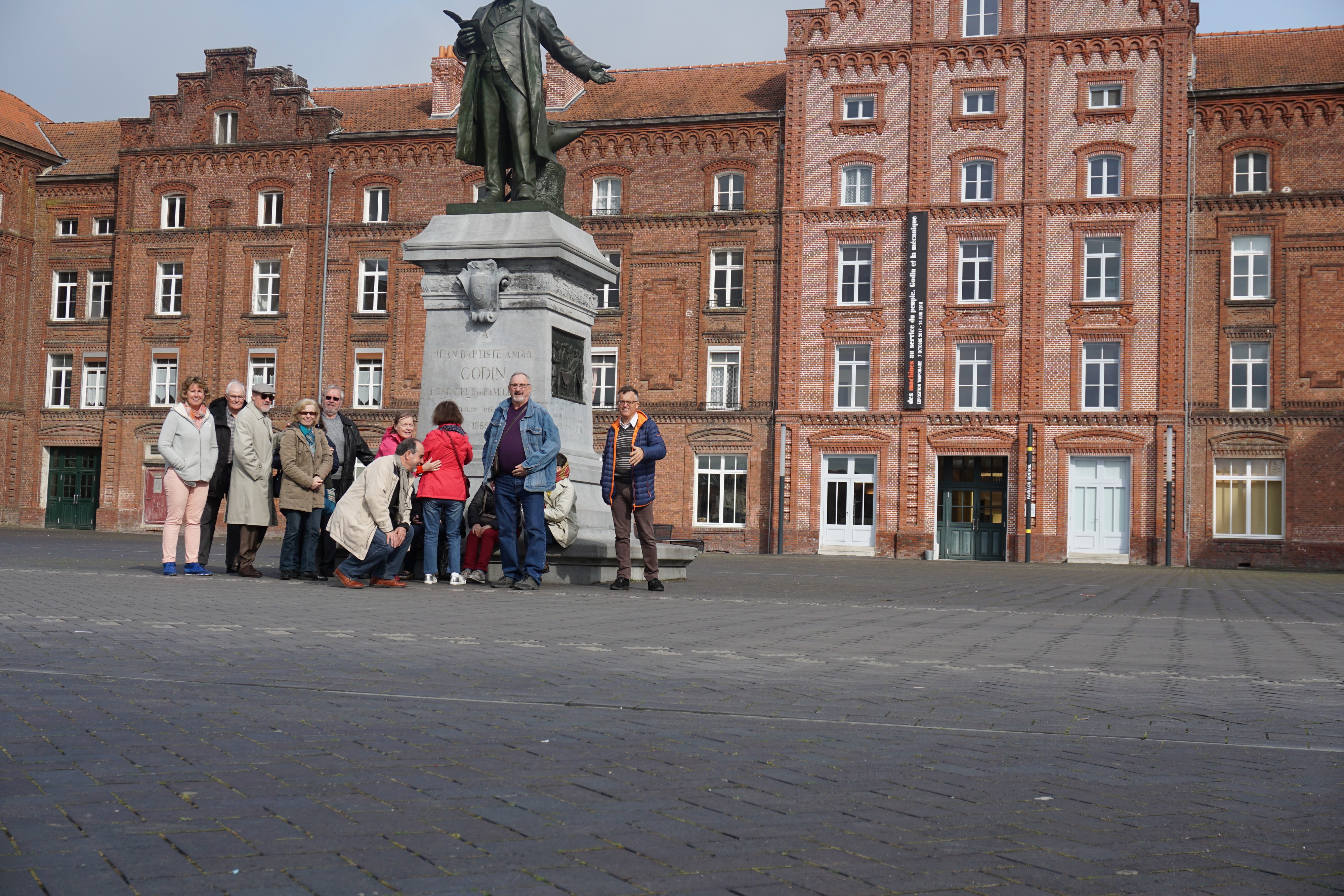 Devant la statue de Godin